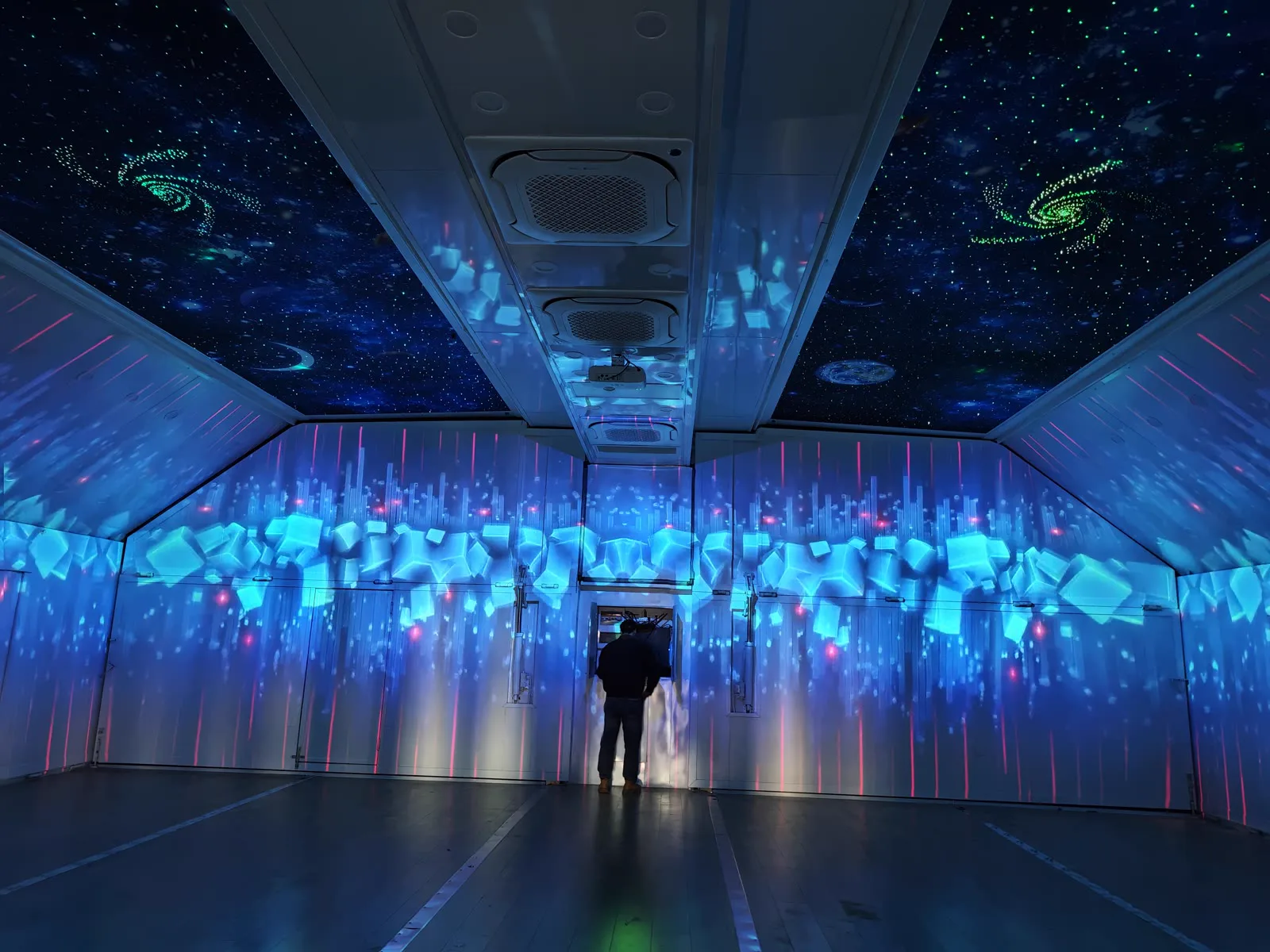 Optional immersive projection system inside an expandable commercial venue